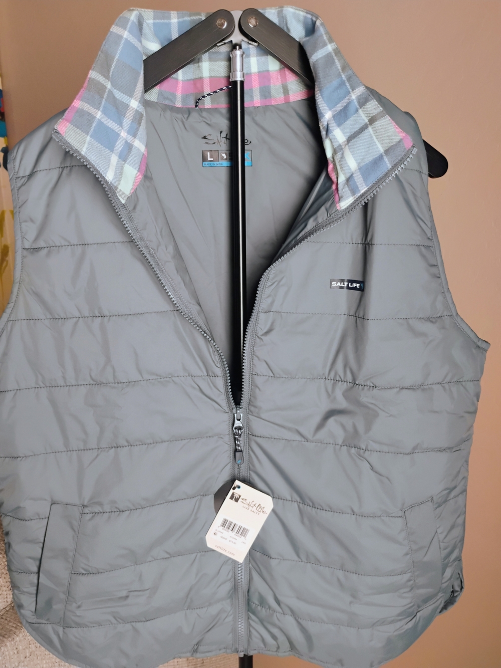 Salt Life Size L Gray Women's Quilted Vest with Plaid Collar